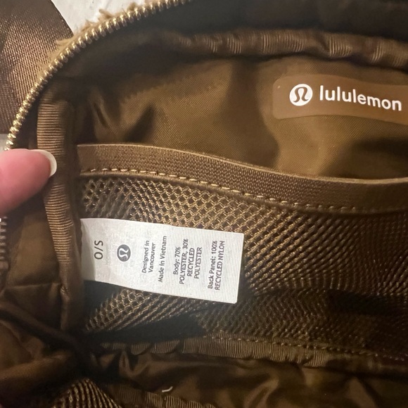 Like New!! Fleece/Sherpa Lululemon Belt Bag 1L - Picture 4 of 4